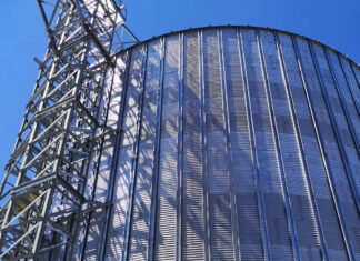 Systèmes de décharge latérale dans les silos à fond plat pour céréales